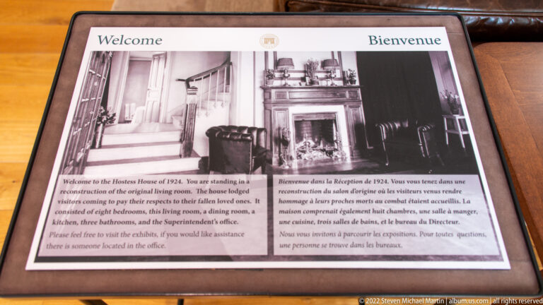 Bilingual welcome panel with a historic black-and-white photograph of the reception room in 1924.