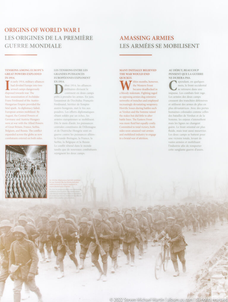 Bilingual panel about mobilizing American armies, illustrated with historic photographs of troops marching.