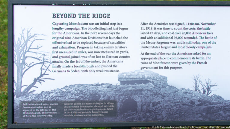 Outdoor bilingual panel about fighting beyond the ridge, with historic photograph of ruined fortifications.