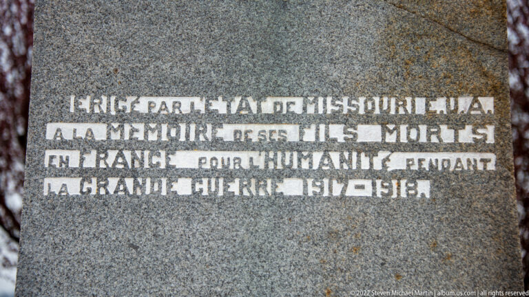French-language dedication carved into dark stone honoring Missouri's dead in France during the Great War.