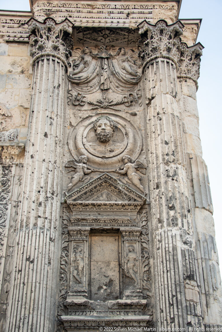 Vertical detail of Porte de Mars pier with fluted columns, framed panel, garlands, and circular medallion.