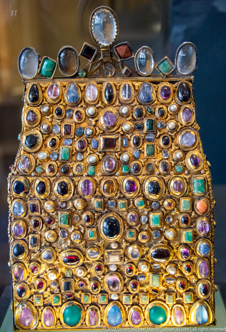 Rectangular gold treasury object densely covered with pearls and multicolored cabochon gemstones.