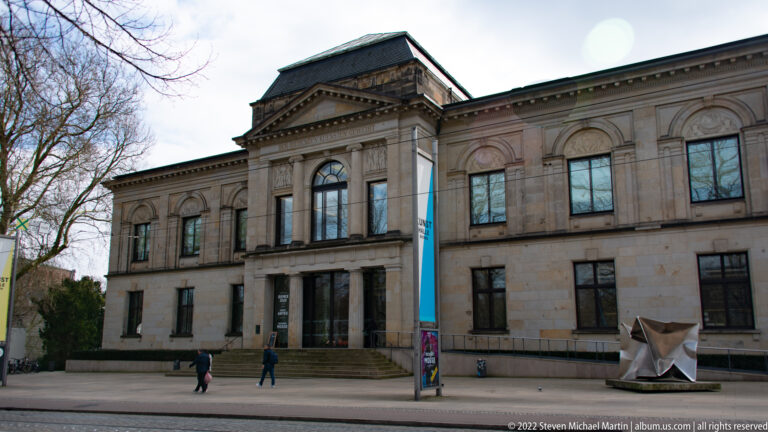 Stone façade of the Kunsthalle Bremen with central pediment, arched upper windows, steps, and symmetrical side wings.