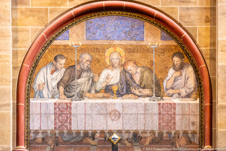 Gold-ground arched mosaic of Christ and disciples seated at a long table during the Last Supper.