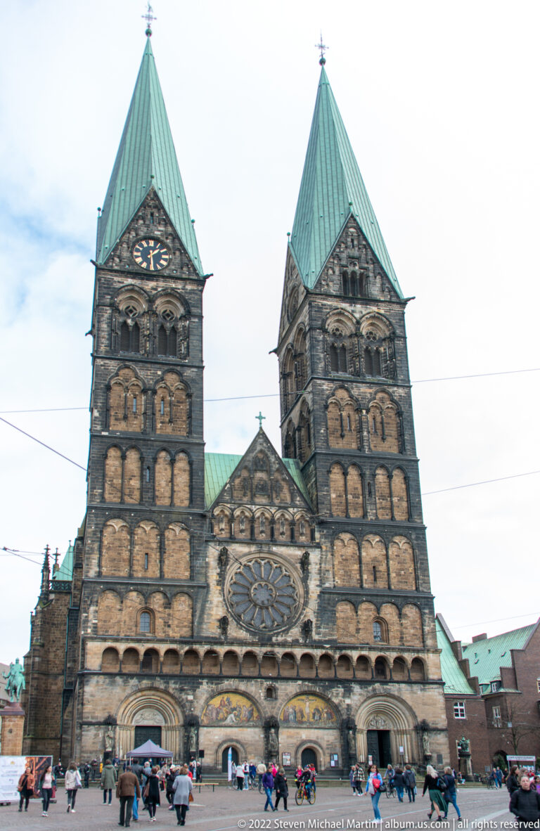 Front façade of Bremen St. Peter’s Cathedral with twin square towers, green roofs, and central rose window.