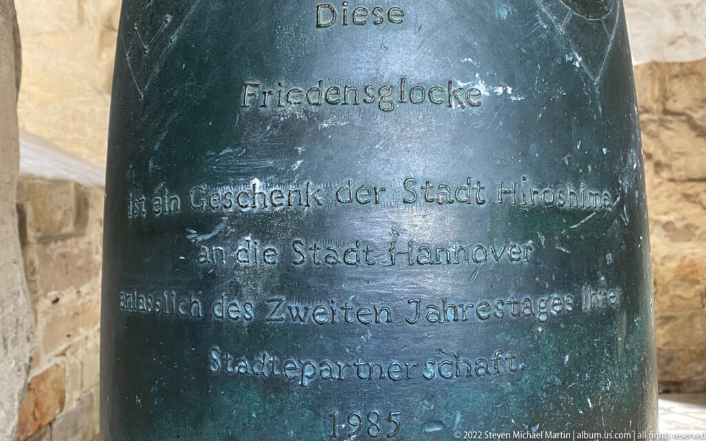 Close view of German text engraved on Hannover’s peace bell, identifying it as a 1985 gift from Hiroshima.