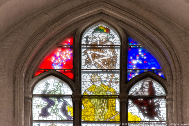 Alfred Mahlau’s 1956/57 Dance of Death stained-glass window in St. Mary’s Church, with vertically arranged figures of Death and the living.