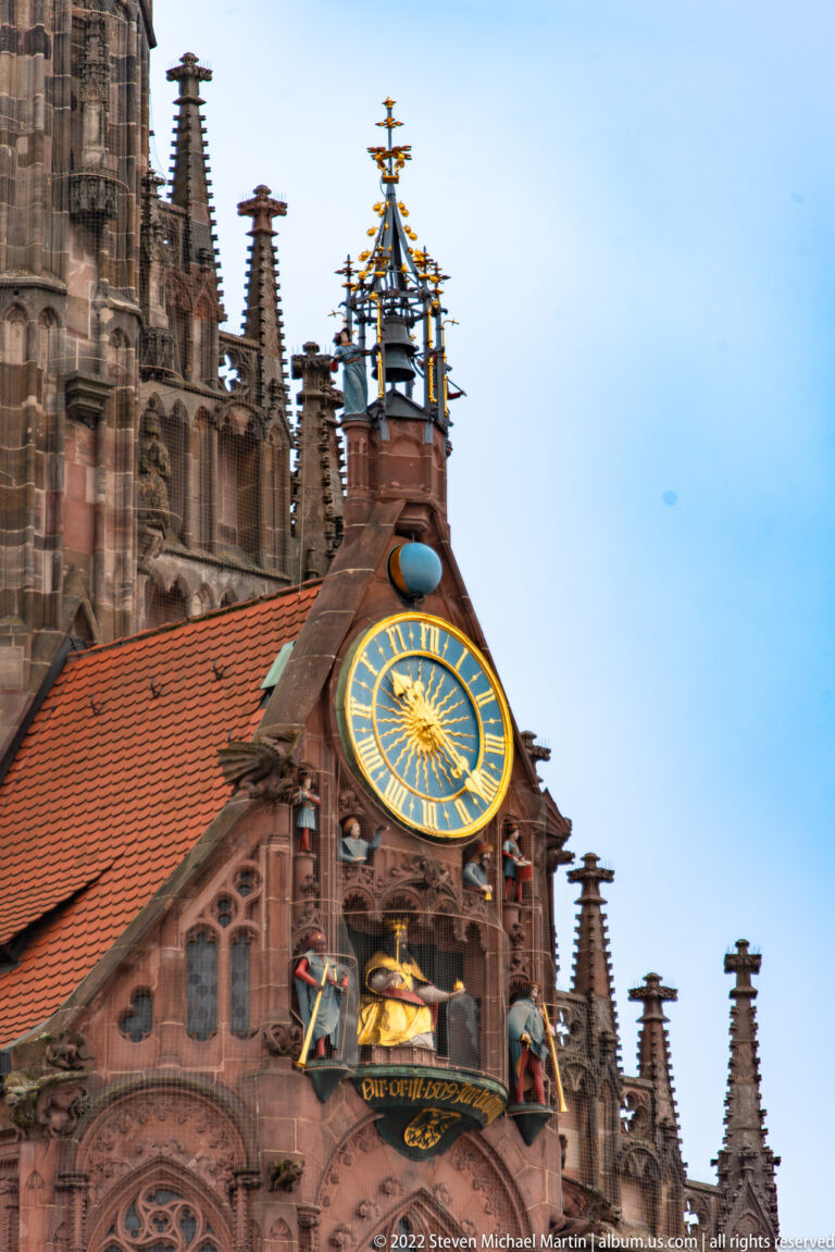 Blue-and-gold Männleinlaufen clock and mechanical figures on the gable of the Frauenkirche.