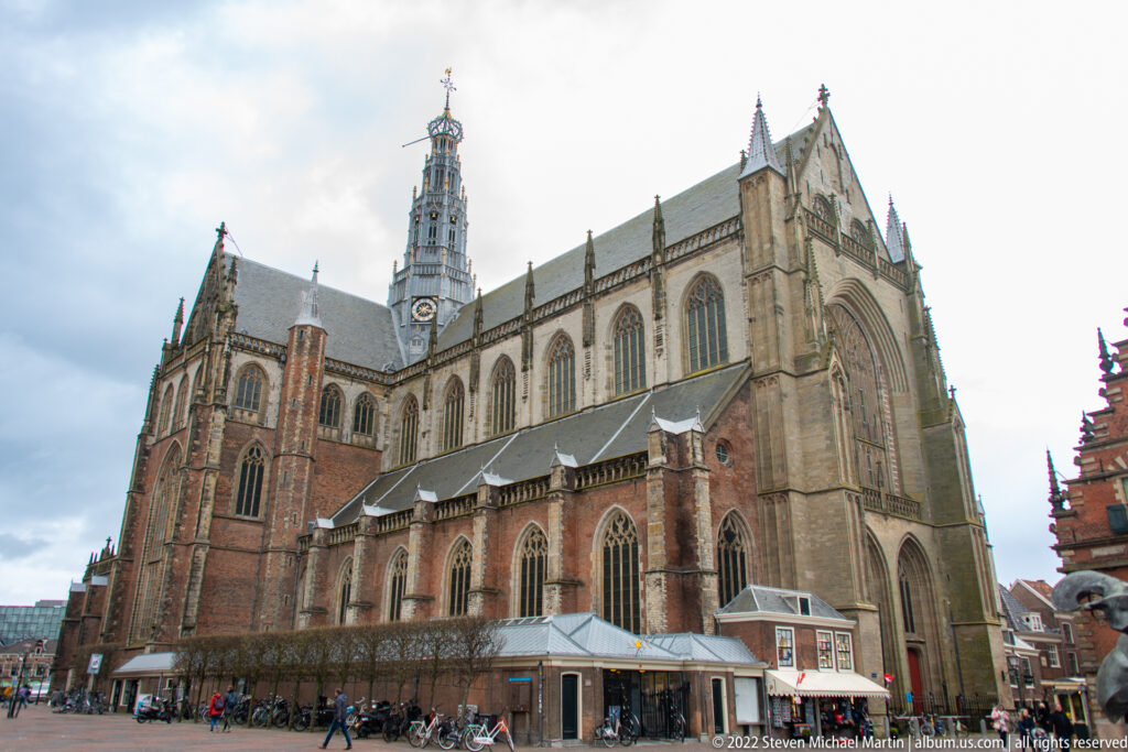 Large brick Gothic Grote or St.-Bavokerk on Haarlem’s Grote Markt, with tall windows, steep roof, and crossing tower.