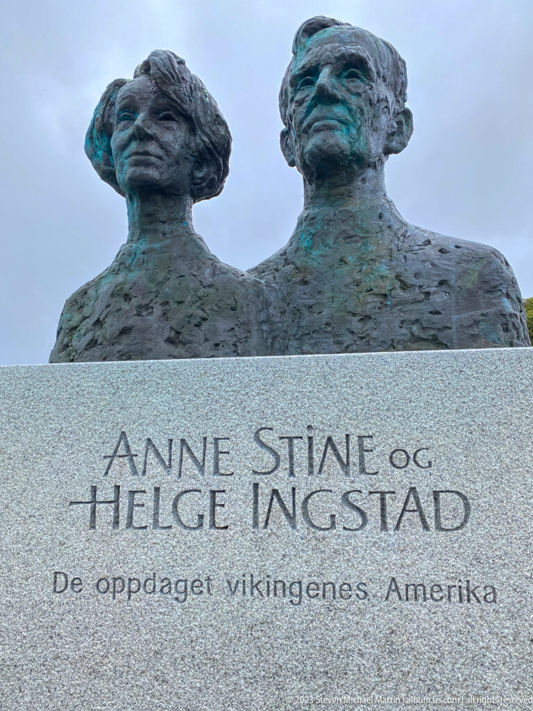 Bronze busts of Anne Stine and Helge Ingstad above an inscribed pale stone pedestal.