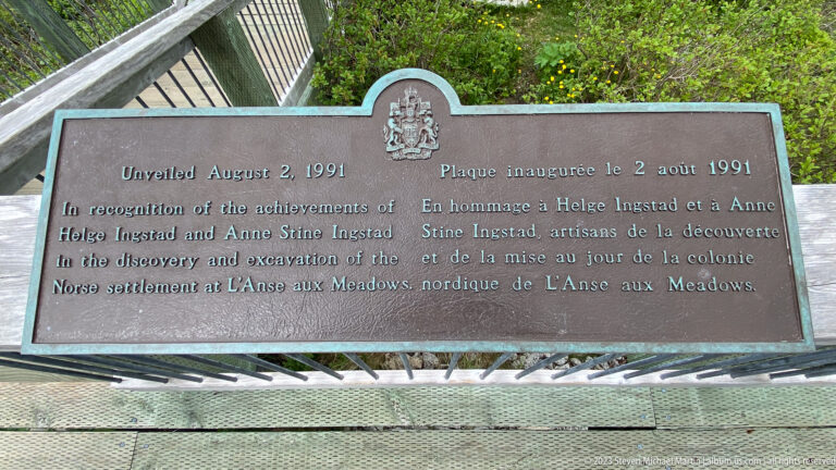 Bronze bilingual plaque dated August 2, 1991, honoring Helge Ingstad and Anne Stine Ingstad for discovery and excavation at L’Anse aux Meadows.
