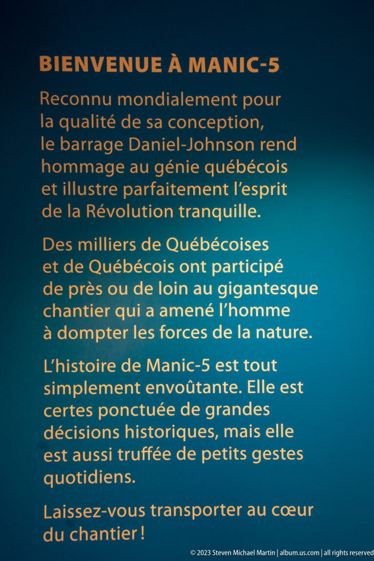 French interpretive panel headed “BIENVENUE À MANIC-5” describing the Daniel-Johnson Dam and its construction history.