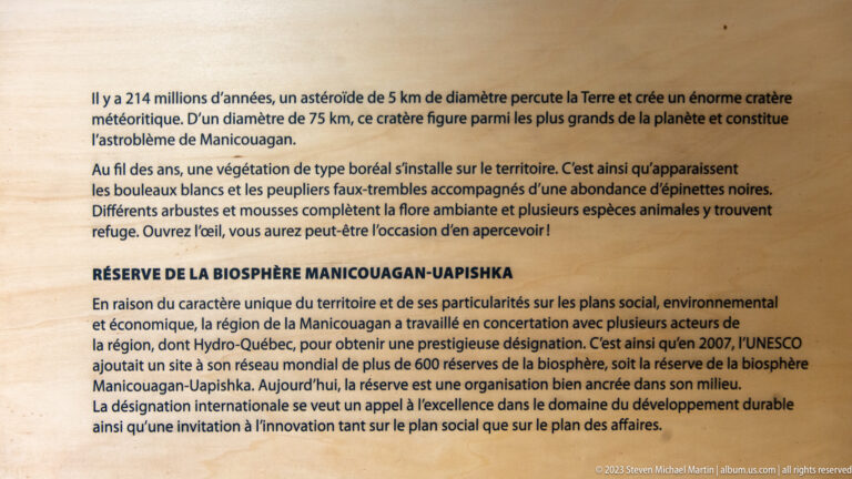 French interpretive text describing the Manicouagan impact crater and Manicouagan-Uapishka Biosphere Reserve.