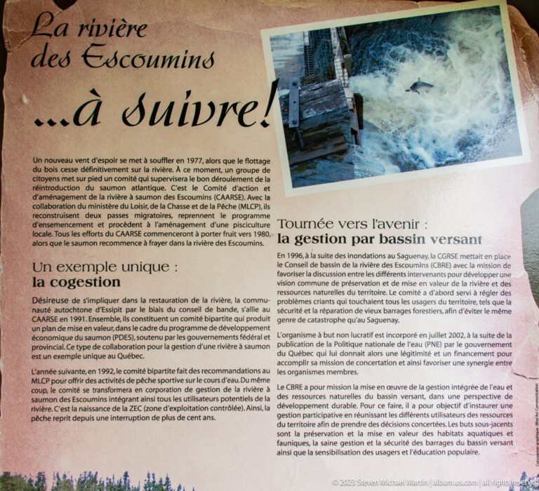French interpretive panel about co-management and restoration of the Escoumins River, with small photographs of river infrastructure.