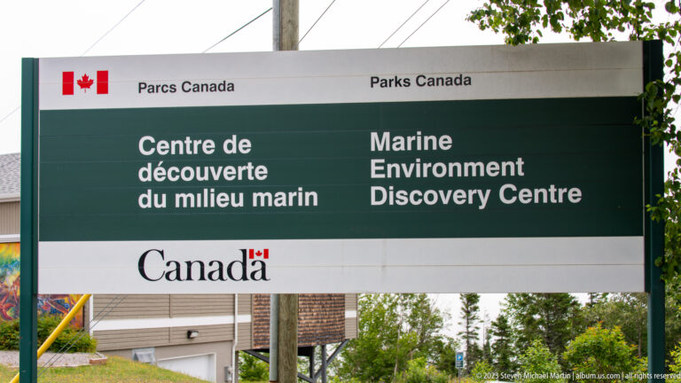 Bilingual Parks Canada sign reading “Centre de découverte du milieu marin / Marine Environment Discovery Centre.”