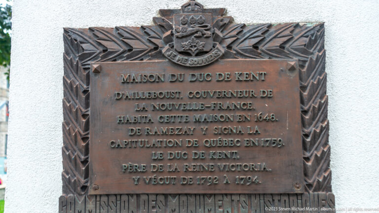 Bronze French-language plaque with crown and heraldic decoration commemorating the Duke of Kent’s Quebec residence from 1792 to 1794.