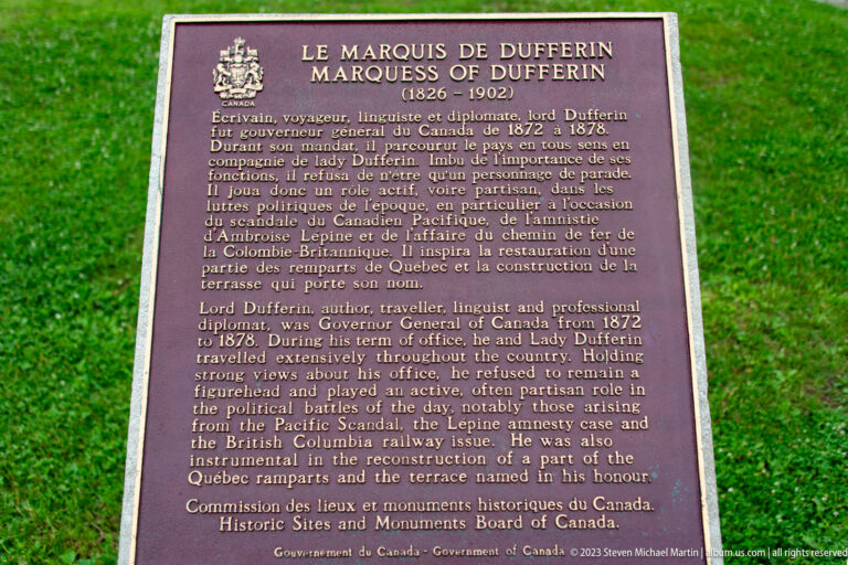 Bronze bilingual plaque in grass titled Le Marquis de Dufferin / Marquess of Dufferin, describing his role in preserving Quebec City.