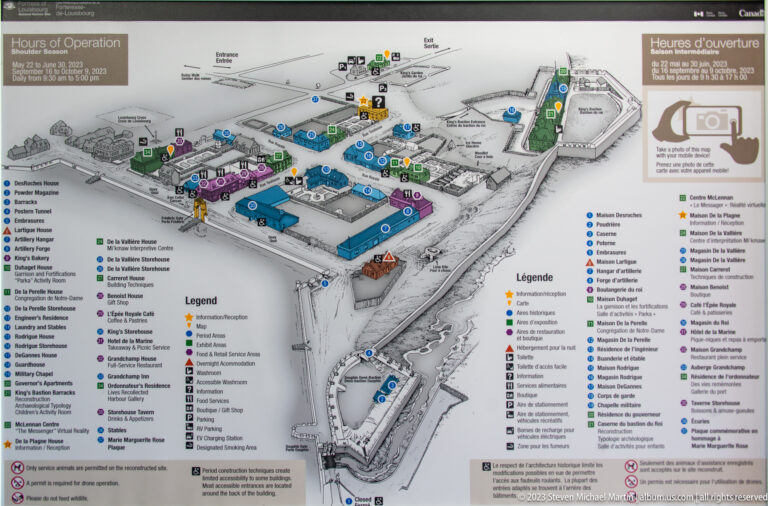 Large bilingual visitor map showing the Fortress of Louisbourg with color-coded buildings, paths, walls, and legend.