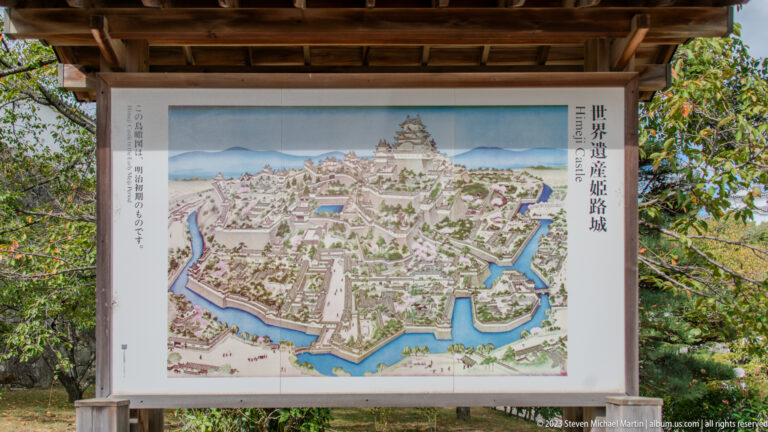 Illustrated aerial plan of Himeji Castle showing moats, walls, gates, courtyards, and the central keep.