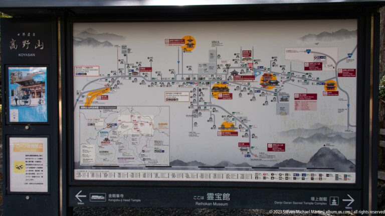 Large Koyasan visitor map with color-coded routes, bilingual labels, and directional arrows.