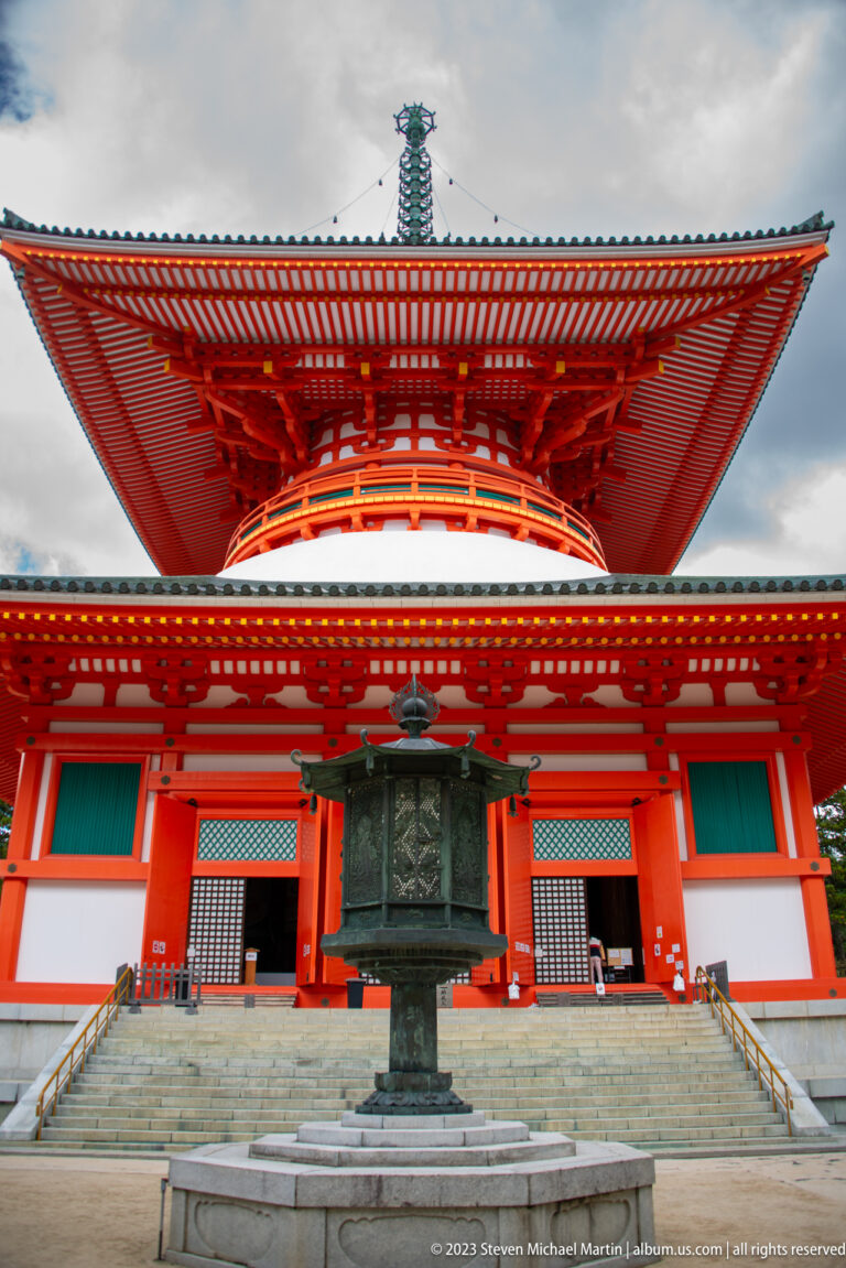 Low-angle view of Konpon Daitō with a large bronze incense burner centered before the entrance.