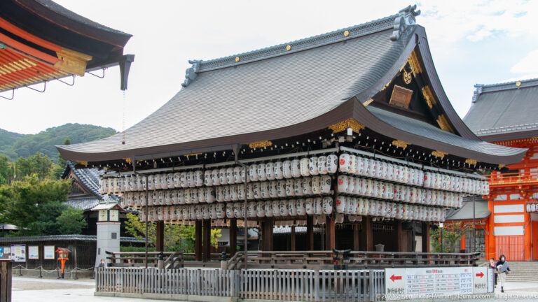 Lantern-covered Buden viewed from the side within Yasaka Shrine.