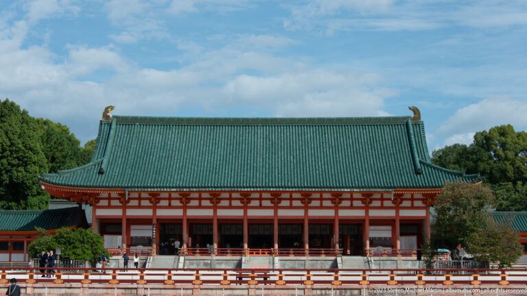 Frontal view of Heian Jingu’s Daigokuden hall with vermilion columns and green roof.