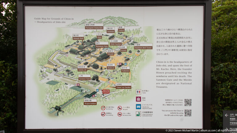 Illustrated Chion-in site map with labeled buildings, visitor symbols, and explanatory text in Japanese and English.