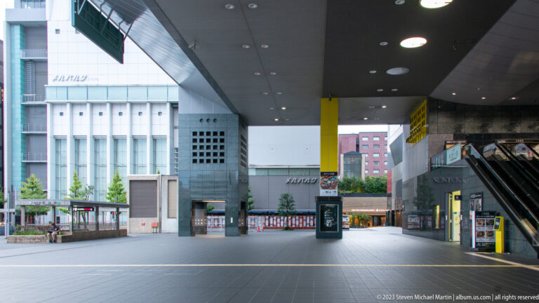 Covered entrance plaza with escalators and open circulation.