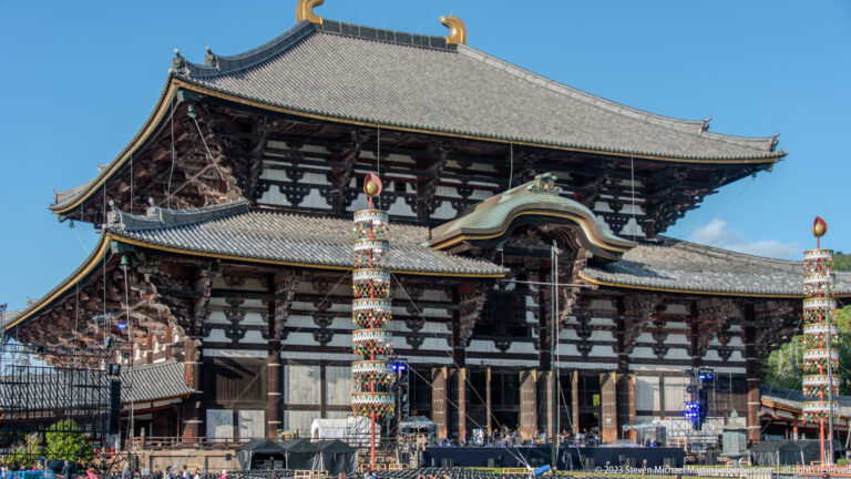 Frontal view of Todai-ji’s Great Buddha Hall with massive timber columns, white bays, and tiled roof.