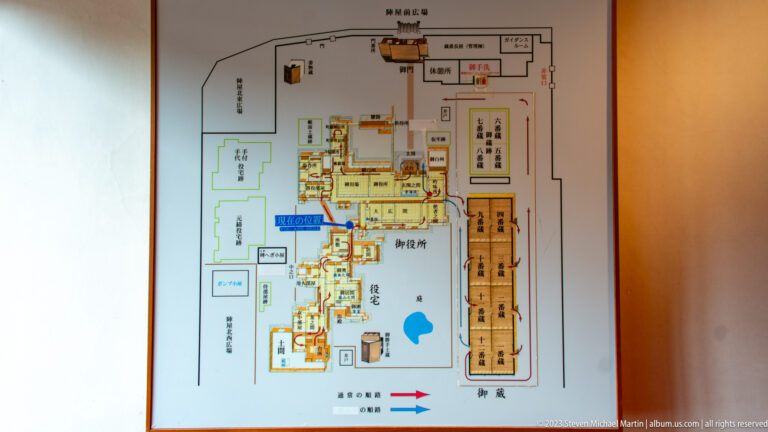 Color-coded floor plan of Takayama Jinya showing buildings, courtyards, room labels, and visitor-route arrows.