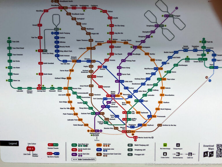 Color-coded Singapore MRT and LRT network map with stations and interchanges.