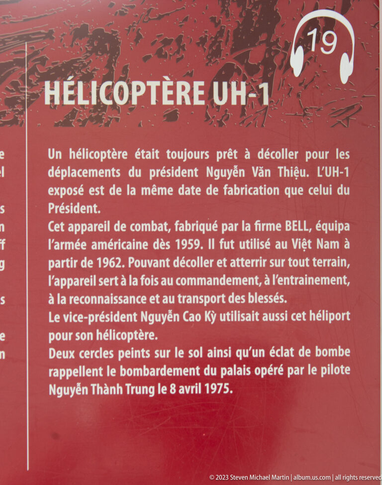 Red French-language panel titled Hélicoptère UH-1 with historical text about the presidential aircraft.