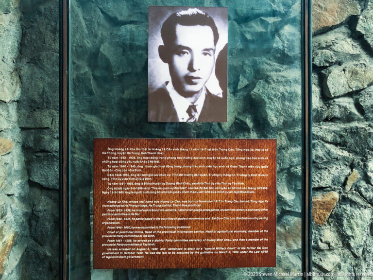 Black-and-white portrait of a young man above a bilingual memorial panel.