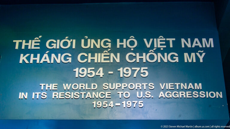 Blue wall with bilingual title about world support for Vietnam, dated 1954–1975.
