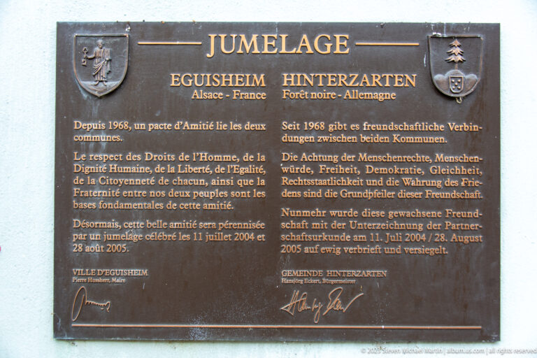 Bilingual plaque headed “Jumelage – Eguisheim Hinterzarten” commemorating the friendship between the French and German communities.