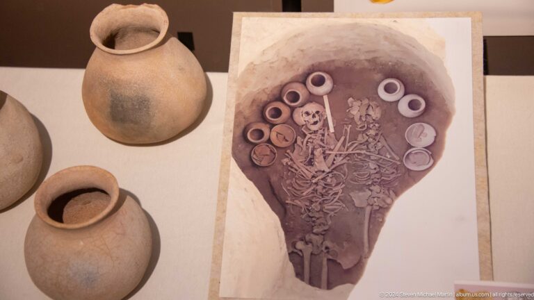 Photograph or drawing of decorated ceramic vessels.