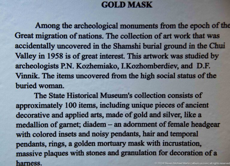 Text panel describing a gold mask burial.