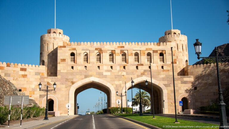 Sand-colored muscat gate with central arch.