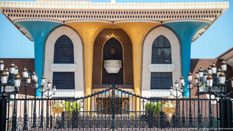 Closer view of palace façade with three arches.