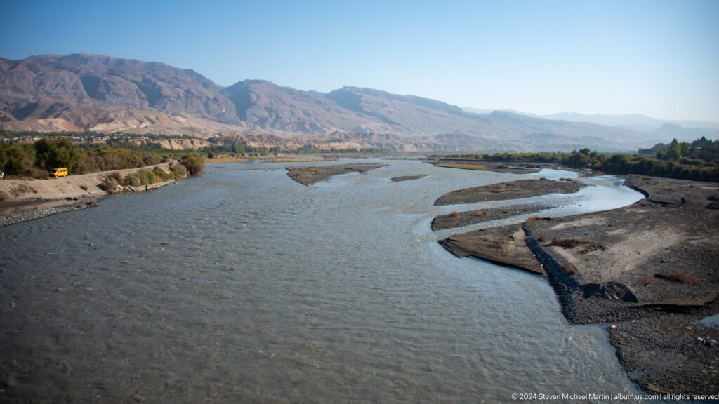 River bend and gravel islands seen from above.