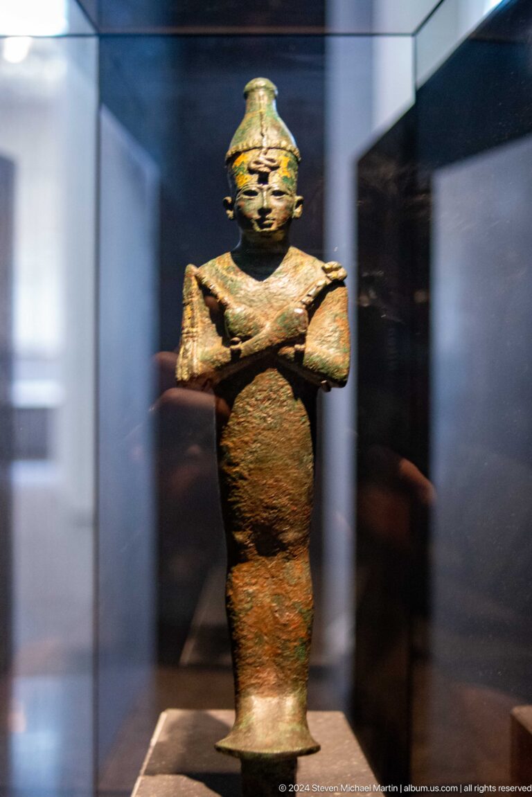 Standing egyptian figure with crossed arms at Louvre Abu Dhabi.