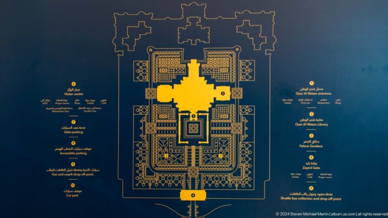 Site map of palace grounds and visitor route.
