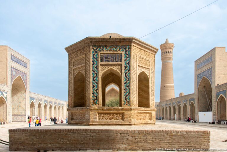 Octagonal pavilion with Kalyan Minaret behind.