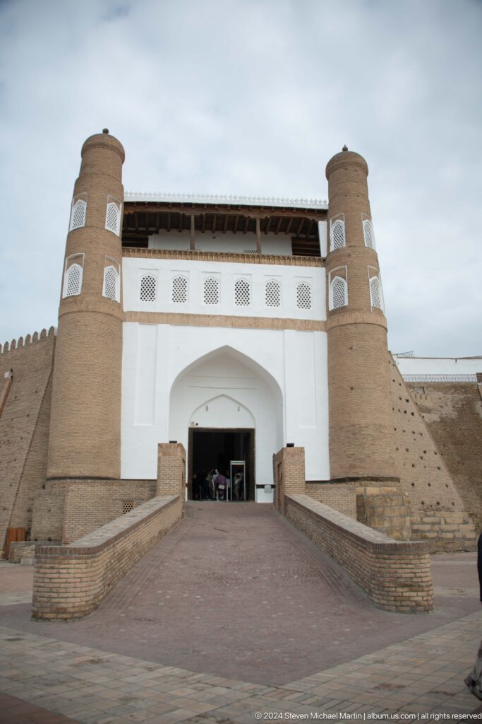 Frontal approach to white Ark gate.