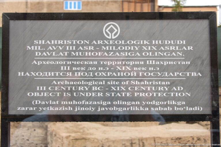 Multilingual UNESCO heritage plaque.
