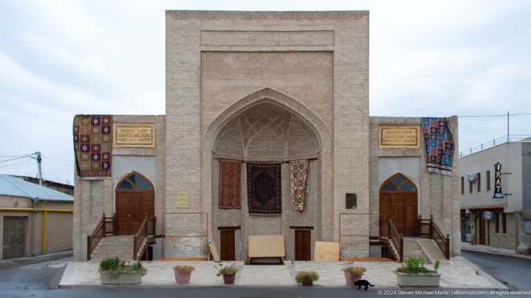 Symmetrical courtyard facade with central pointed portal.
