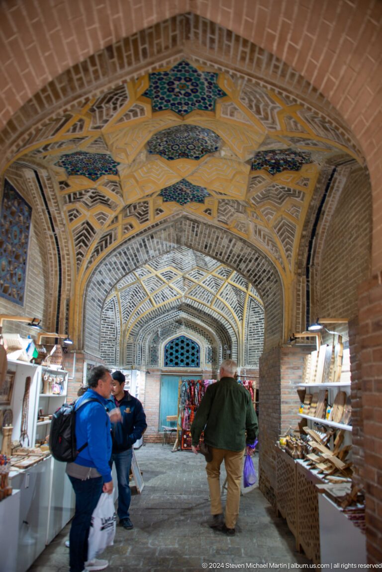 Deep decorated entrance vault with visitors.