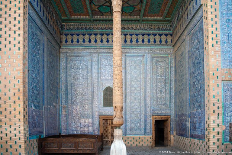Closer view of column and tiled reception niche.