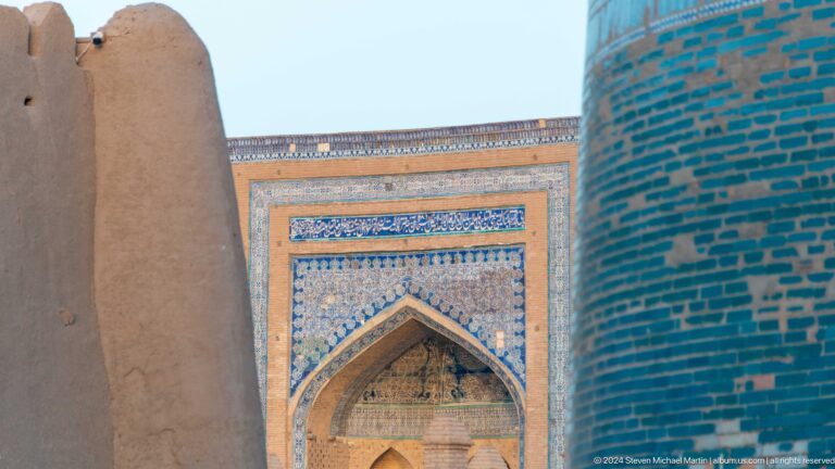 Tiled pointed portal framed by kalta minor edge.